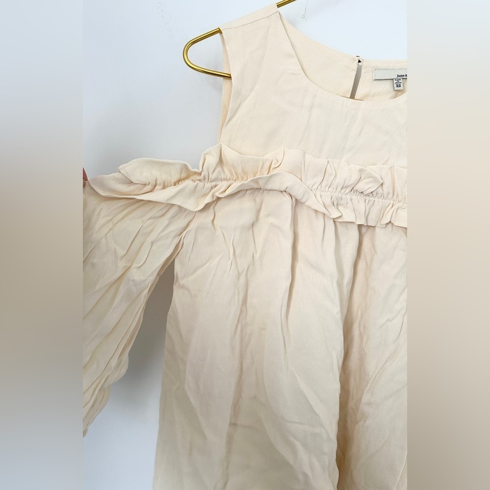 NWT June & Hudson Cream Tan Cold Shoulder Crinkle Ruffle Blouse Top Juniors XS - Picture 6 of 8